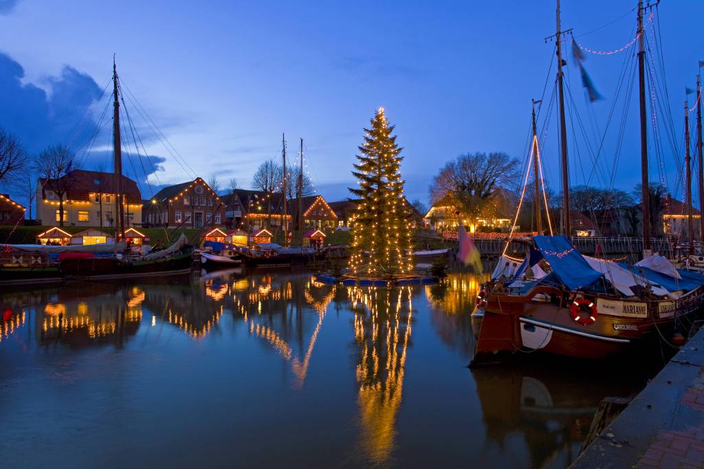 Auf dem Weihnachtsmarkt in Carolinensiel schwimmt der Weihnachtsbaum.