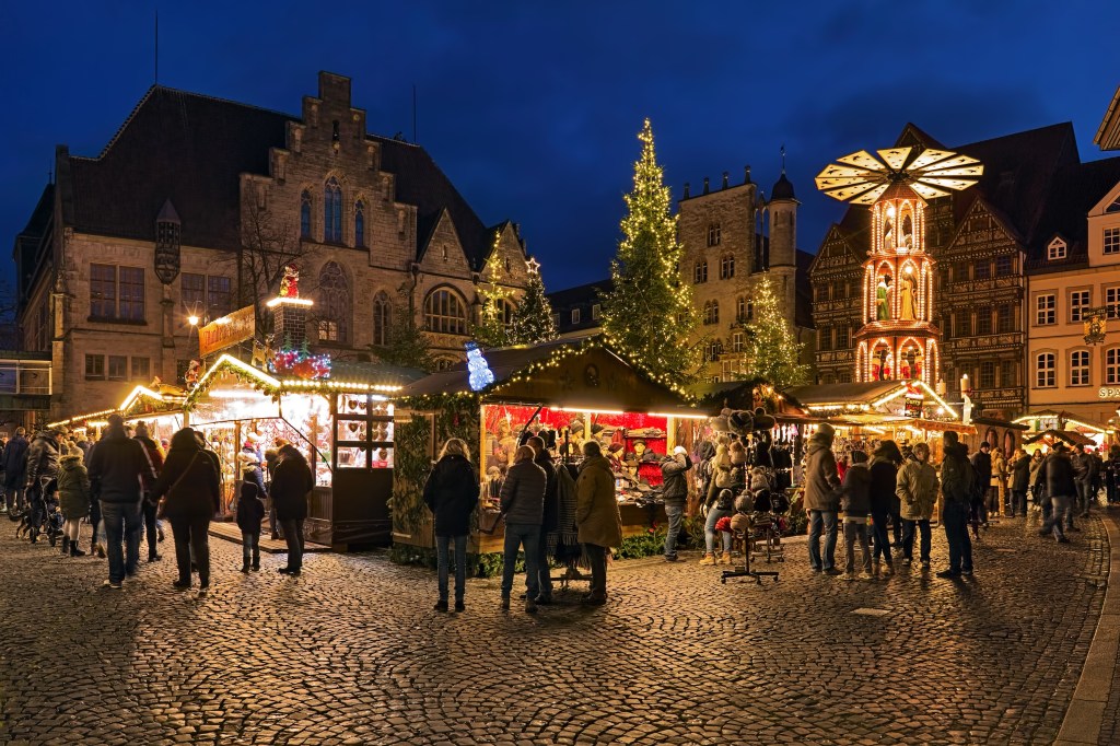 Jedes Jahr lädt der Weihnachtsmarkt in Hildesheim zum Bummeln ein.