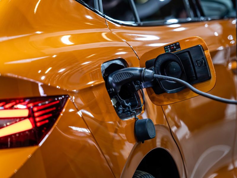 In der Rangliste der beliebtesten Elektro-Modelle hat im abgelaufenen Quartal ein Auto aus dem VW-Konzern den bisherigen Spitzenreiter Tesla Model Y abgelöst: Der Skoda Enyaq iV.