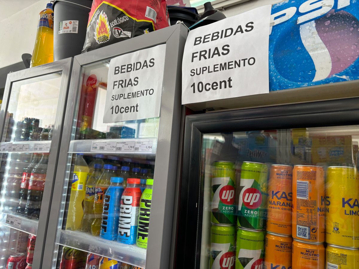 Der kleine Supermarkt in Port de Pollensa auf Mallorca geht mit den Extra-Kosten für gekühlte Getränke ganz transparent um.