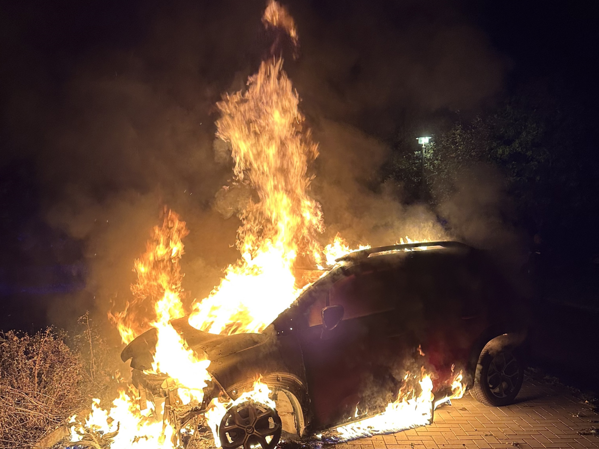 Ein Auto ist im Harz in Flammen aufgegangen.