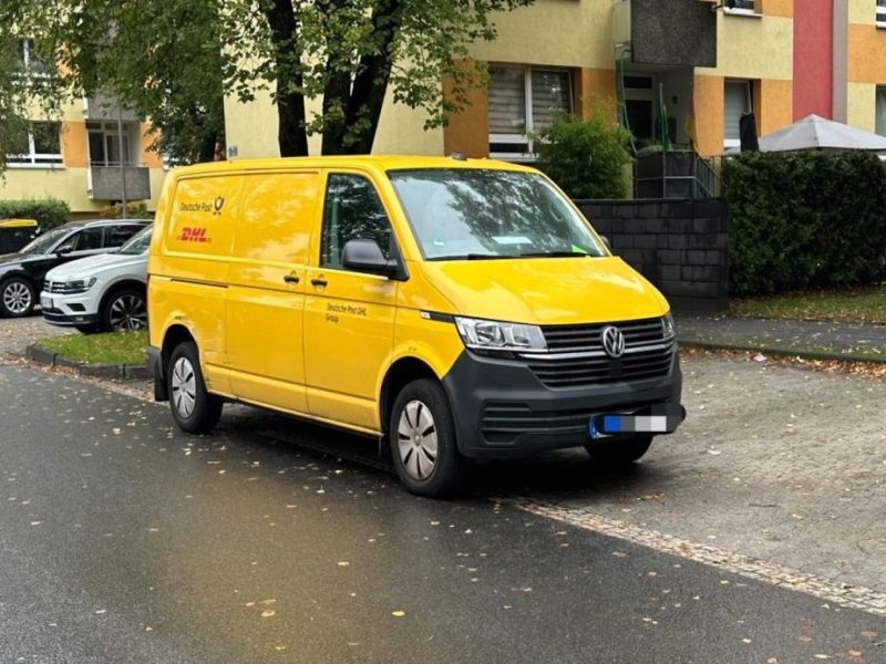 Dieses Post-Fahrzeug stand tagelang in Salzgitter im Weg.