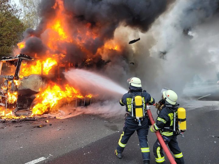 Auf der A2 in Fahrtrichtung Hannover bei Vlotho brennt ein Lastwagen mit Kunststoffgranulat. Die Feuerwehr konnte nur mit Schaum löschen.