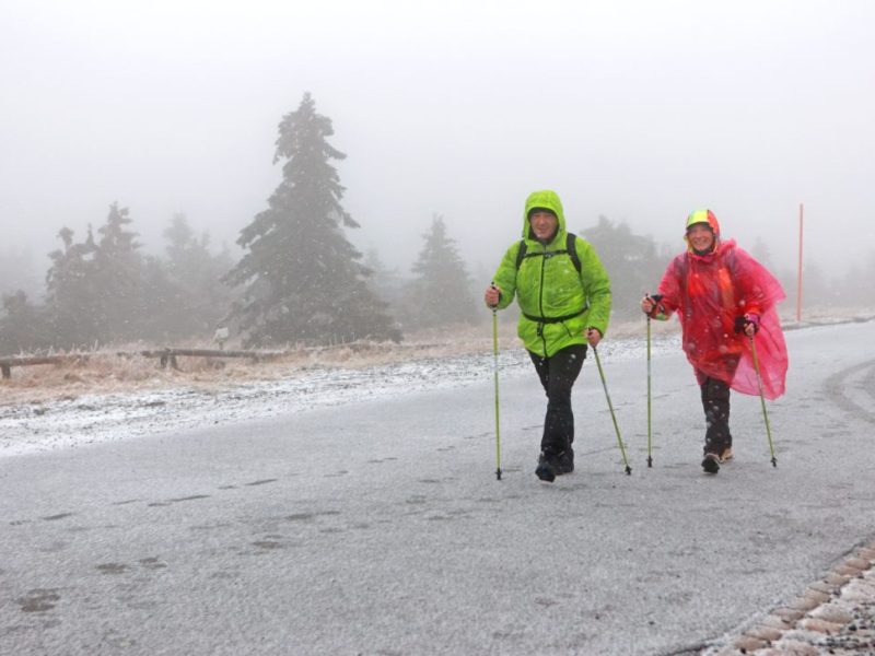 Wanderer sind auf dem Brocken unterwegs. Frost und erste Schneeflocken bestimmen derzeit das Wetter auf dem Brocken. Am Vormittag setzte leichter Schneefall ein.