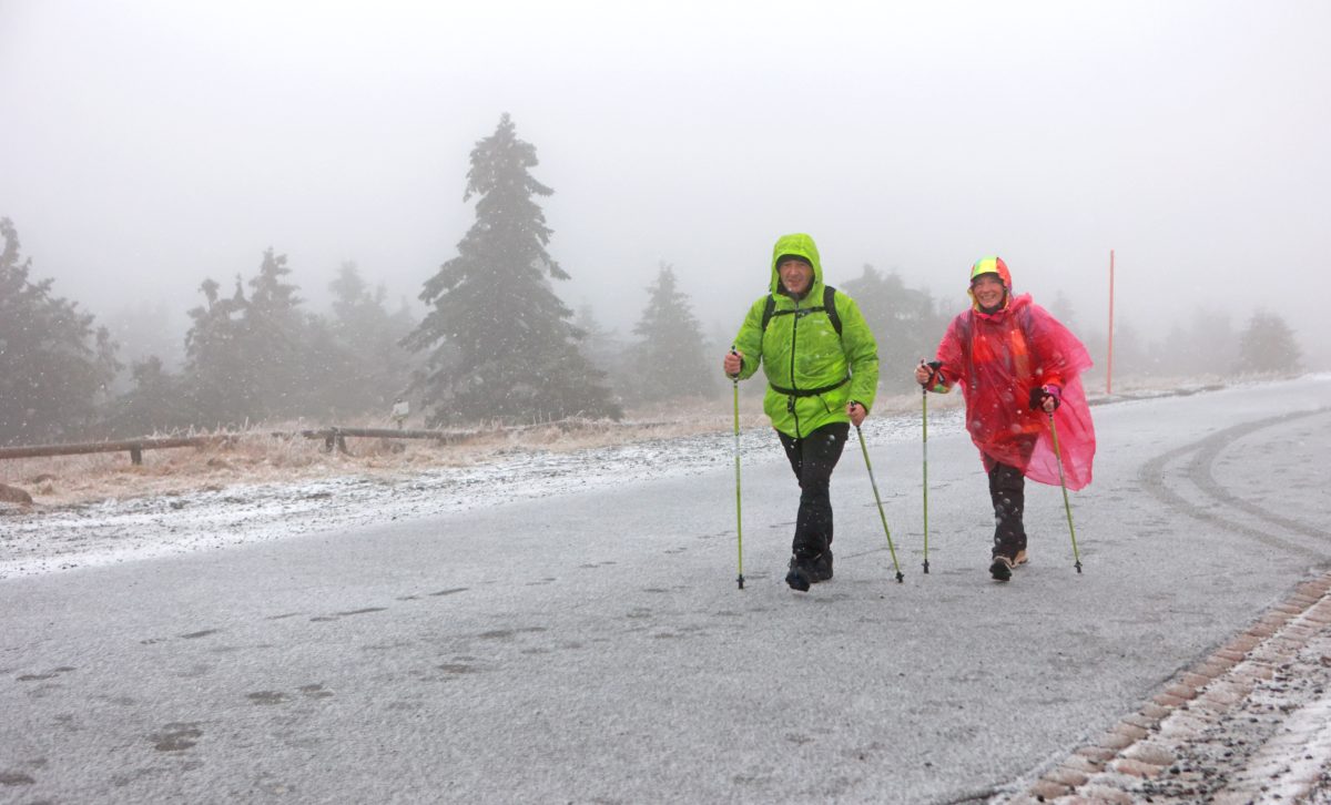 Wanderer sind auf dem Brocken unterwegs. Frost und erste Schneeflocken bestimmen derzeit das Wetter auf dem Brocken. Am Vormittag setzte leichter Schneefall ein.