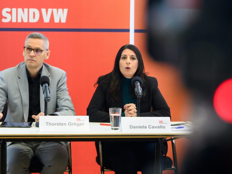 Thorsten Gröger, IG Metall-Verhandlungsführer, und Daniela Cavallo, Gesamtbetriebsratsvorsitzende Volkswagen, sprechen bei einer Pressekonferenz. Die IG Metall und der Volkswagen-Gesamtbetriebsrat präsentieren Eckpunkte eines Gesamtkonzepts für Volkswagen.