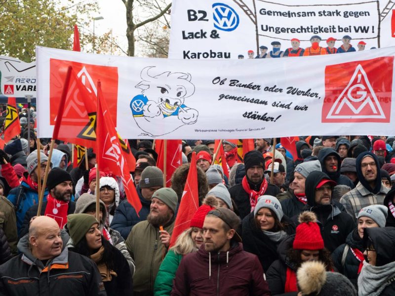 Beschäftigte von Volkswagen demonstrieren bei den Tarifverhandlungen von Volkswagen und IG Metall vor der Volkswagen Arena in Wolfsburg.
