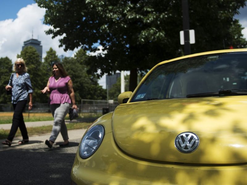 Die Volkswagen Group of America wird mehr als 114.000 Fahrzeuge wegen der Gefahr einer Airbag-Explosion zurückrufen, so die oberste US-Autosicherheitsbehörde.