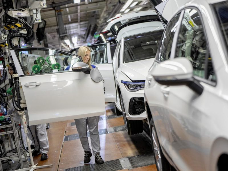 VW will die Löhne kürzen. Der Betriebsrat ist dagegen und rechnet jetzt vor, was VW-Werker verdienen.