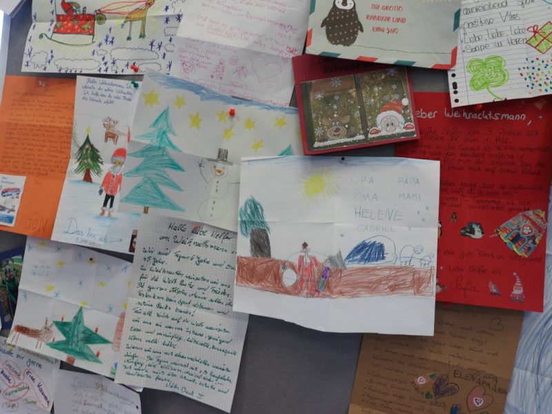 Im Weihnachtspostamt in Himmelsthür in Niedersachsen werden Briefe beantwortet. (Archivbild)