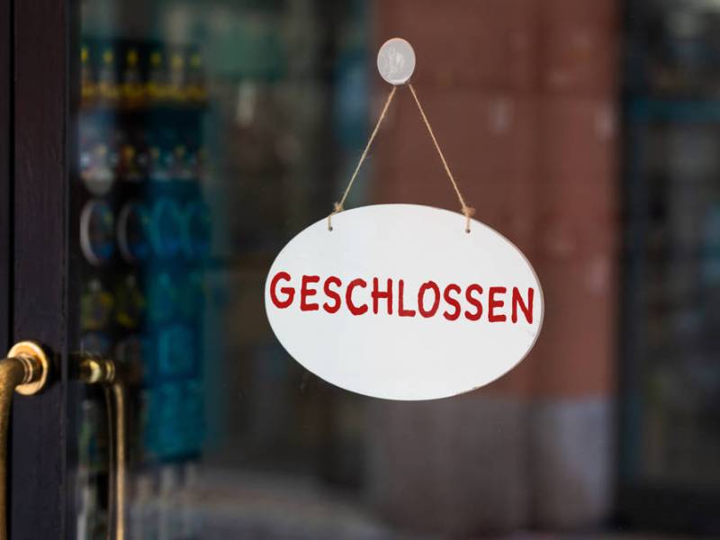 Geschlossen - Schild an einer Türe von einem Geschäft (Symbolbild)
