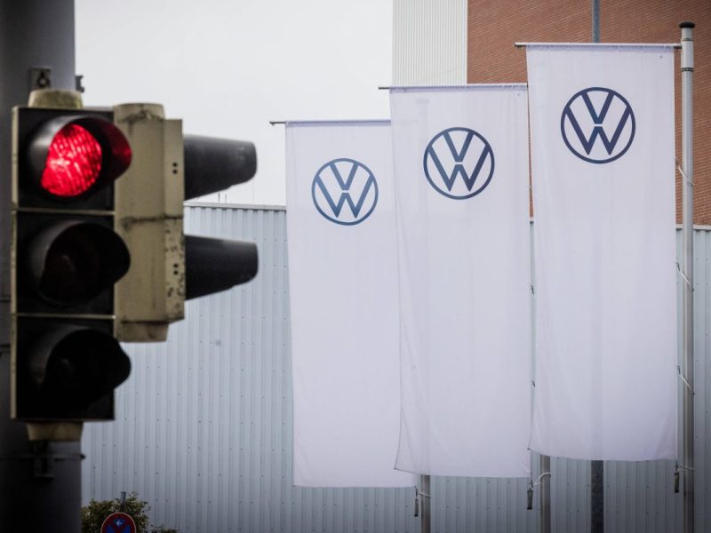 Im Zuge der Einsparungen bei VW sollen auch Beschäftige außerhalb des Tarifs auf Prämien und Lohnerhöhungen verzichten. Mit ihren Klagen dagegen scheitern viele Manager - mit einer Ausnahme.