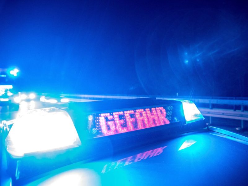 Ein Blaulicht auf einem Polizeiwagen auf der A7 in Niedersachsen .