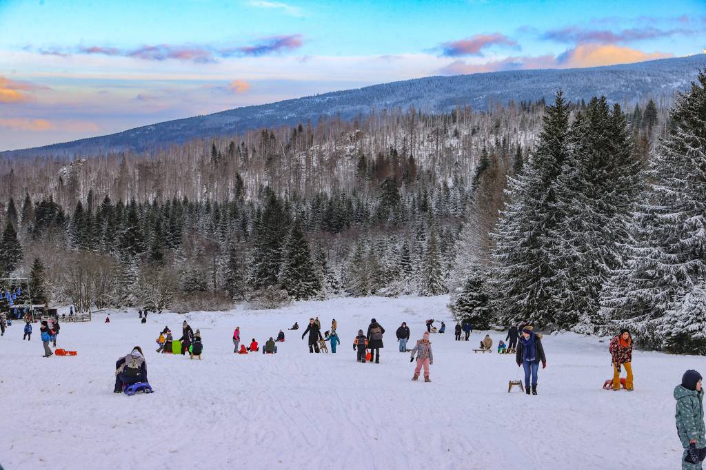 Menschen mit Schlitten auf Schneeberg