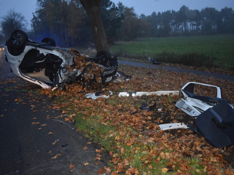 Schwerer Unfall im kreis Gifhorn! Dieser VW T-Roch landete nach seiner Irrfahrt auf dem Dach. Sein Fahrer muss um sein Leben kämpfen.
