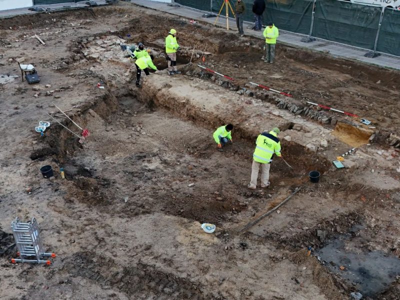 Das Grabungsteam legt nach und nach per Handschachtung eine Mauer frei. Es handelt sich dabei aller Wahrscheinlichkeit nach um Mauerwerk sowie Fundamente der historischen Oper am Hagenmarkt.