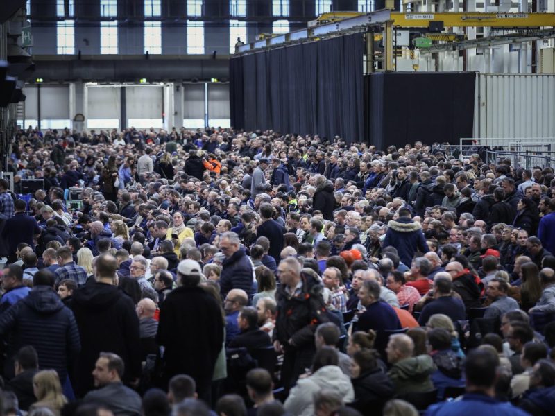20.000 VW-Mitarbeiter quetschten sich in Halle 11. Tausende hörten von draußen zu. (Symbolbild)