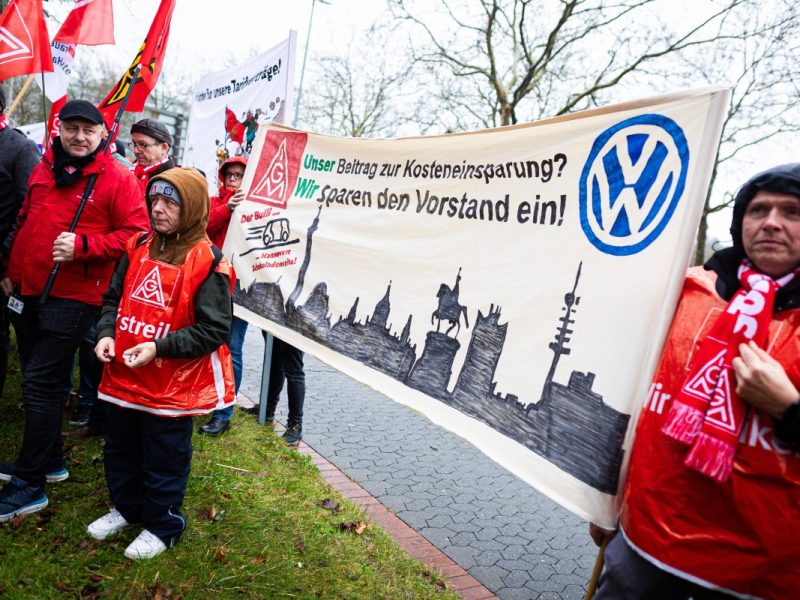 VW-Beschäftigte nehmen an einer Kundgebung der IG Metall vor dem Hotel, welches für die fünfte Tarifrunde dient, teil. Im Ringen um Einsparungen bei VW treffen Vertreter von Volkswagen und IG Metall zu ihrer fünften Tarifrunde zusammen.