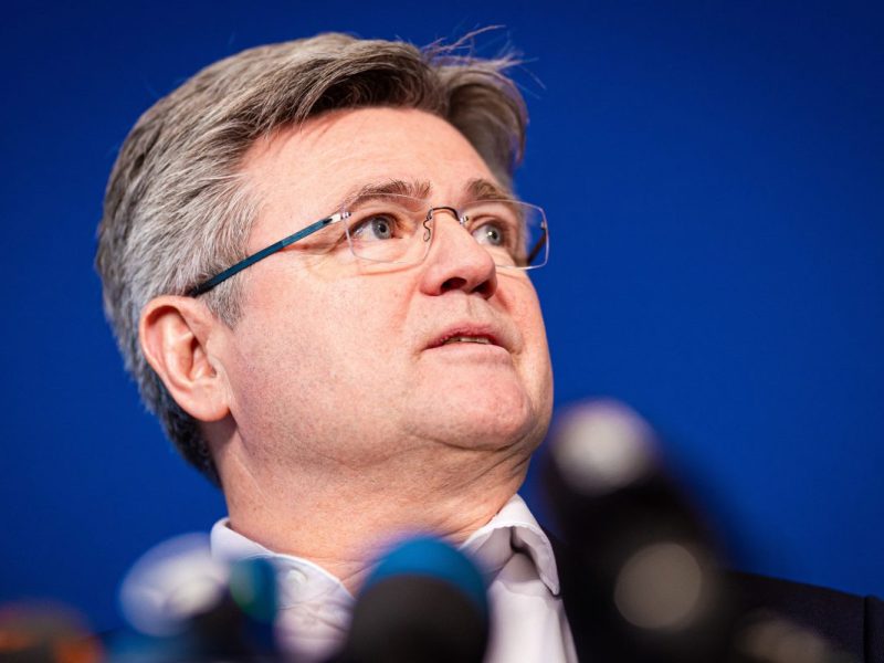 Arne Meiswinkel, Verhandlungsführer VW und Personalvorstand der Marke Volkswagen, gibt nach der fünften Tarifverhandlung von Volkswagen und IG Metall ein Pressestatement ab.