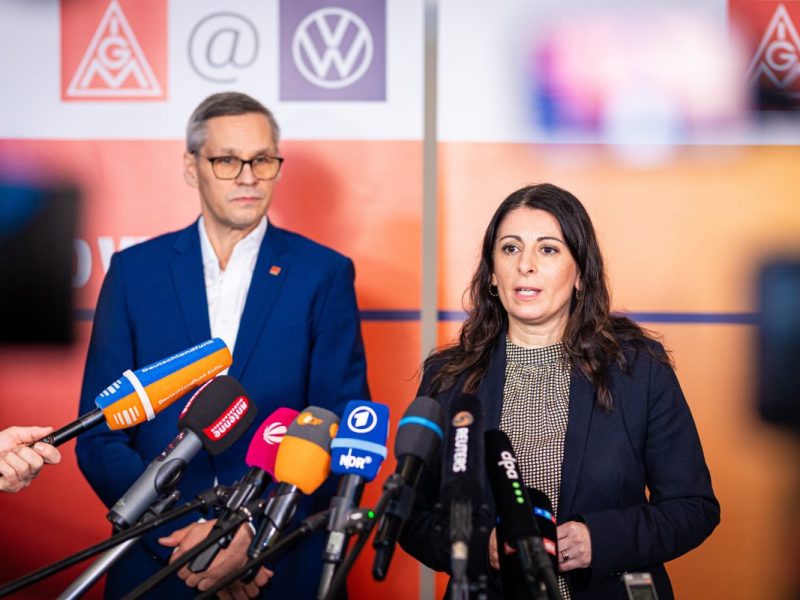 Gröger und Betriebsratschefin Cavallo