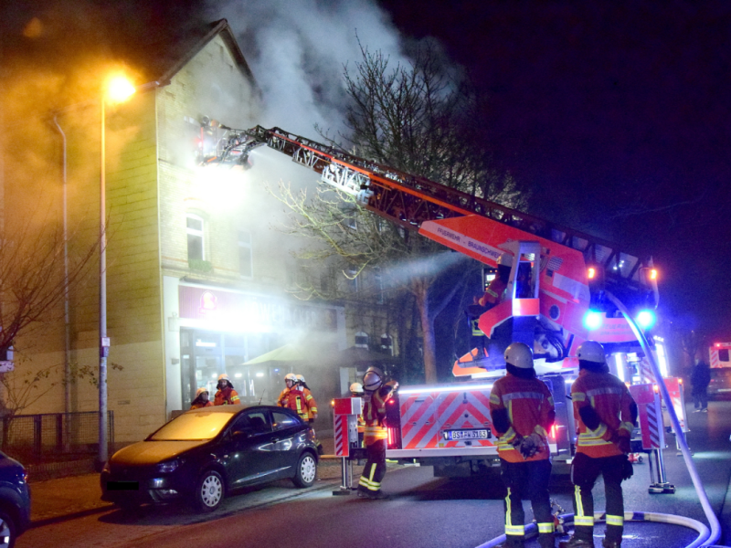 Bei einem Feuer an der Kastanienallee in Braunschweig ist ein Mensch gestorben.