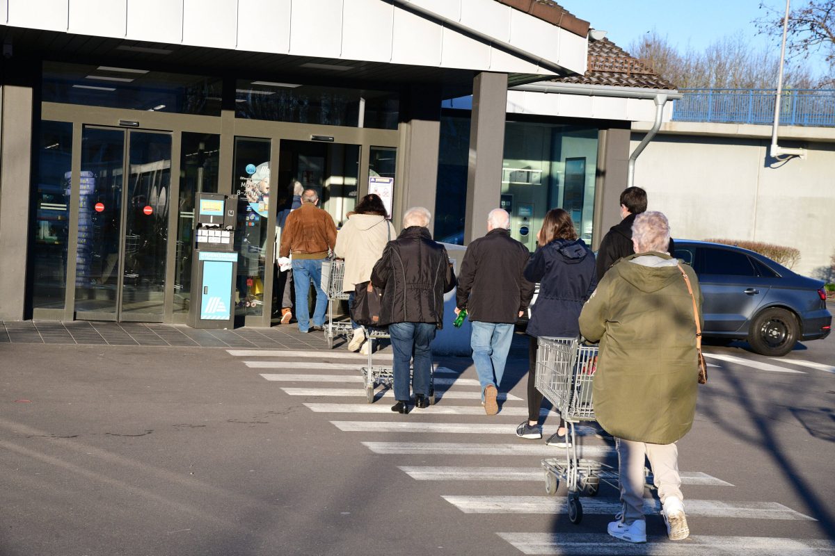 Zu Weihnachten kann es bei Aldi zu langen Schlangen kommen. (Archivfoto)