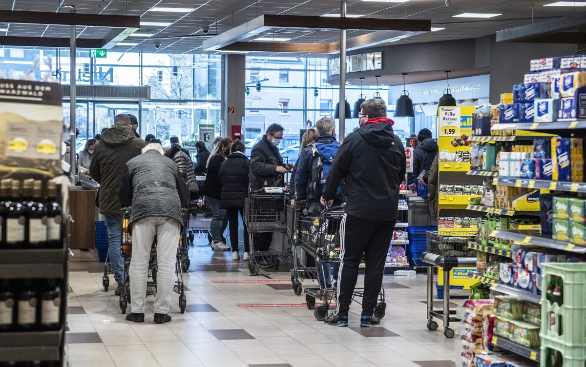 Edeka: Schlange an der Kasse.