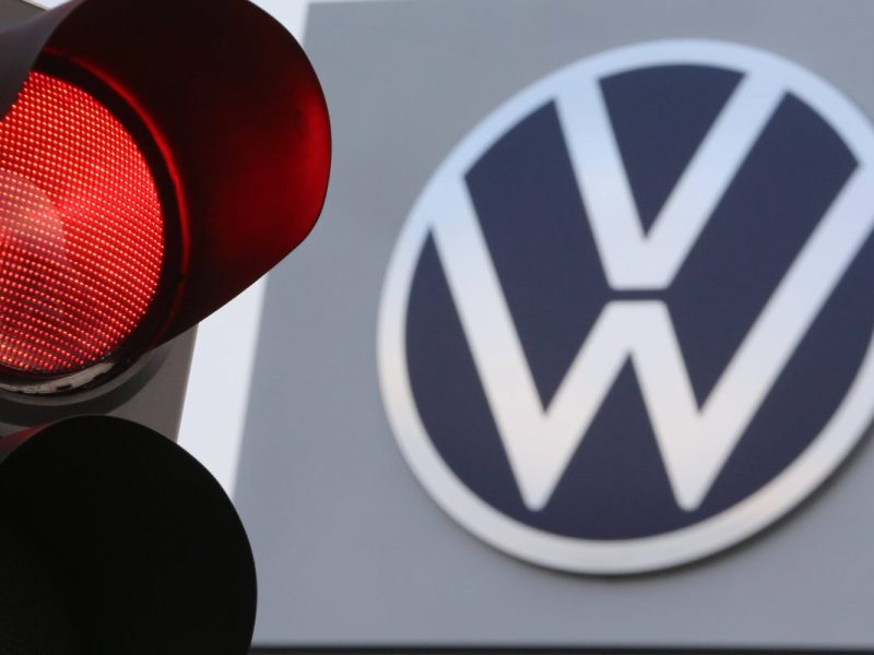 Eine rote Ampel vor dem VW-Logo