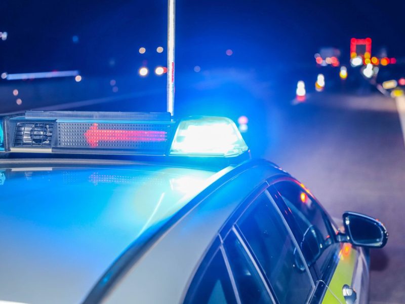 Die Polizei mit Blaulicht im Einsatz Polizeikräfte im Einsatz.