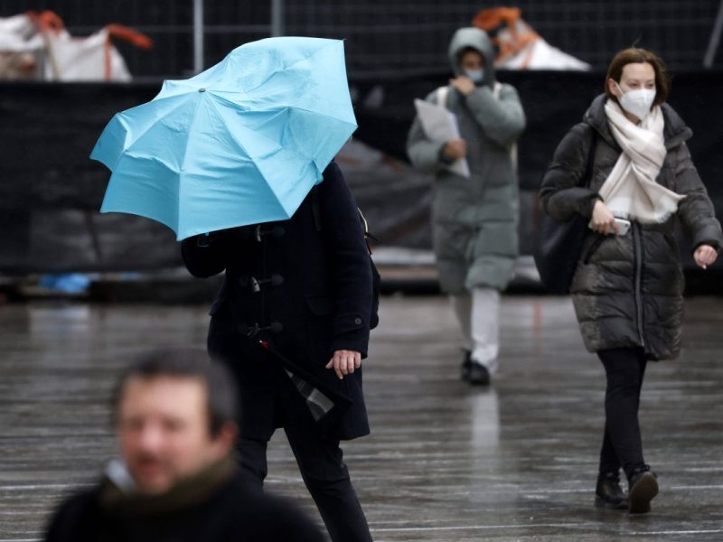 Wetter in Niedersachsen, Person mit Regenschirm