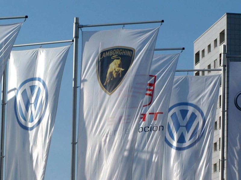 Fahnen vor der Gläsernen Manufaktur von Volkswagen in Dresden
