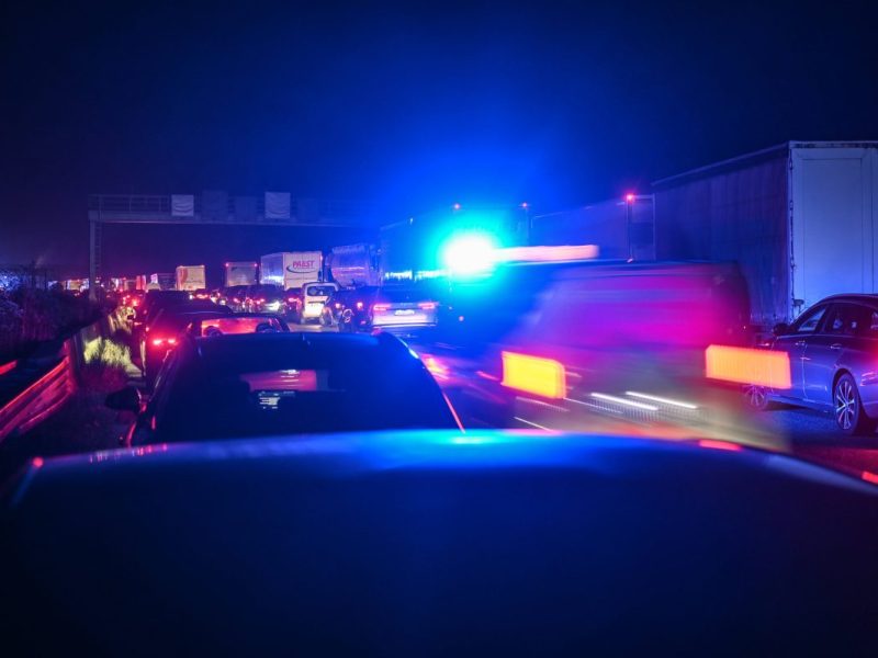 Ein Lkw-Fahrer wird bei einem Unfall auf der A2 bei Hannover schwer verletzt. Die Retter müssen ihn aus dem demolierten Führerhaus befreien.