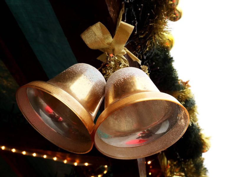 Glocken an einer festlich dekorierten Hütte, beim Weihnachtsmarkt im Harz