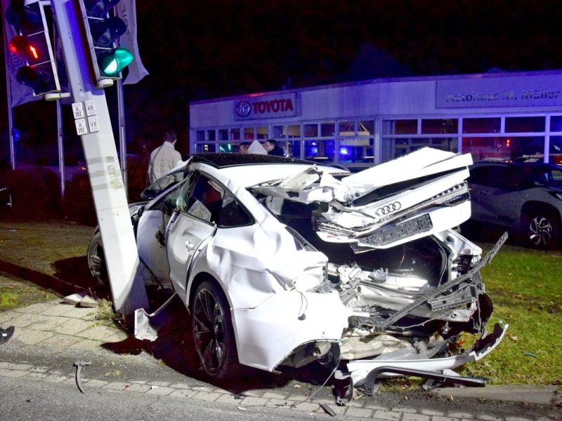 Bei dem Unfall in Braunschweig wurden mehrere Menschen verletzt.