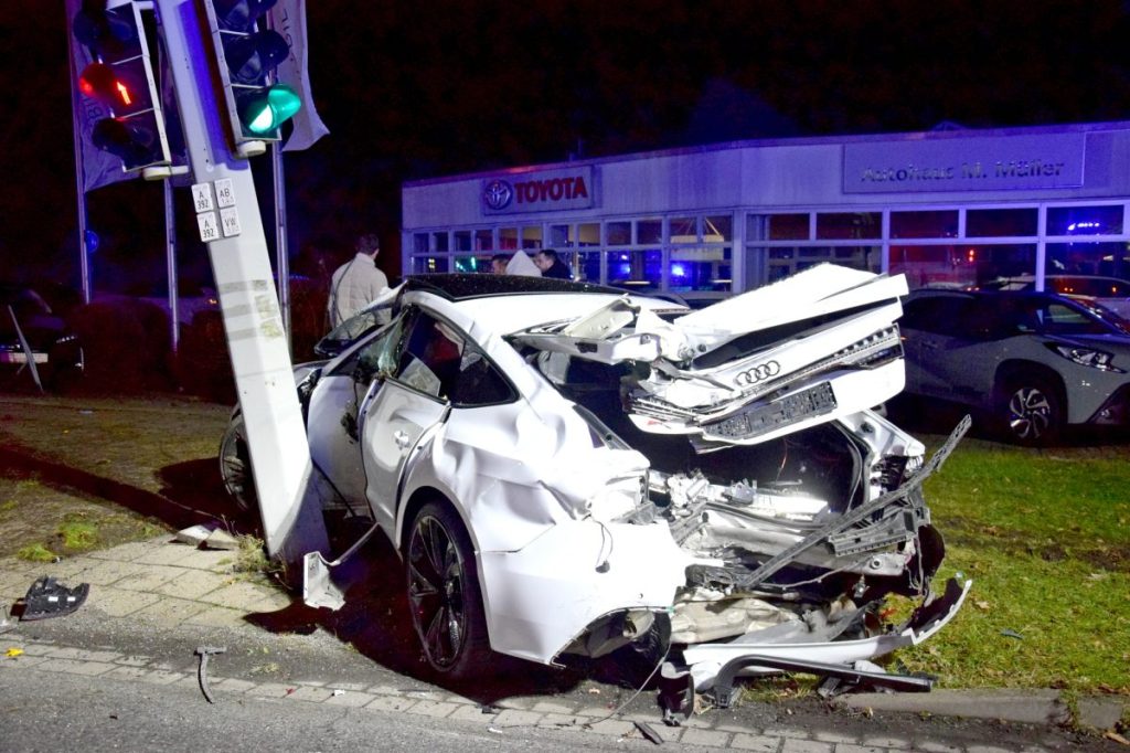 Bei dem Unfall in Braunschweig wurden mehrere Menschen verletzt.