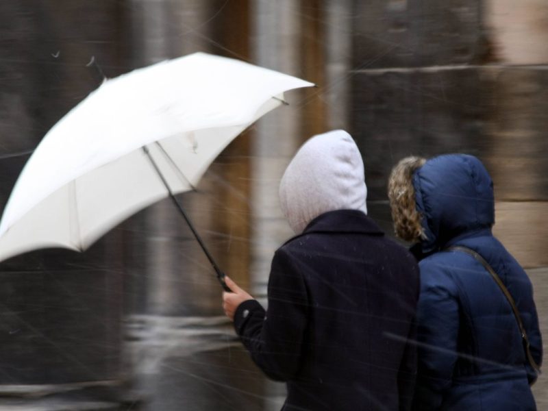 Frau mit Regenschirm