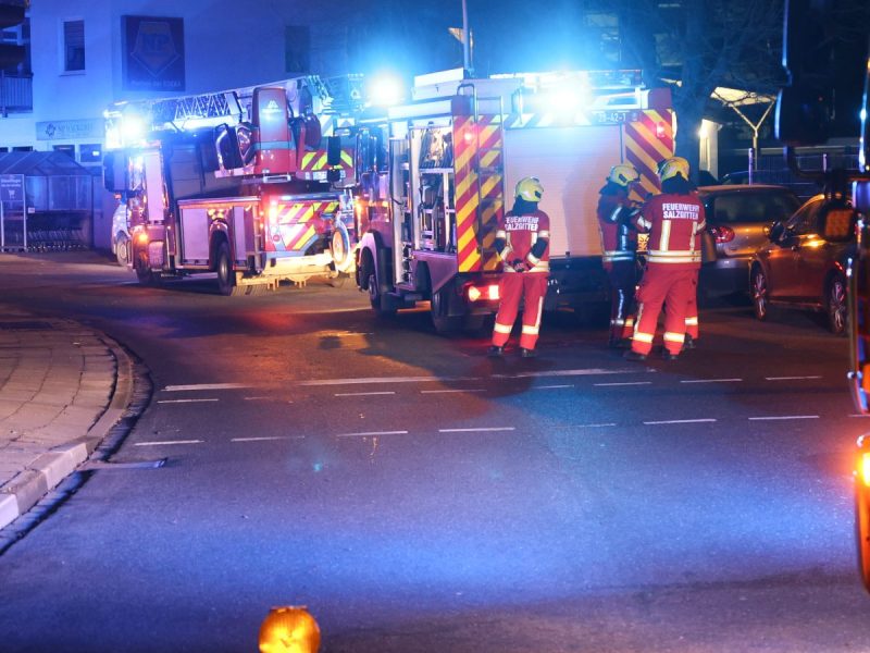 Gegen kurz vor 0 Uhr (Mitternacht) wurden Rettungskräfte zu einem gemeldeten Brand 3 mit Menschenleben in Gefahr nach Salzgitter-Lebenstedt in die Straße Hordenpfad alarmiert.
