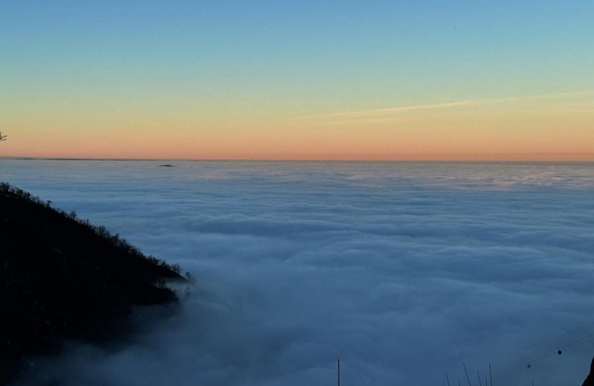 Die Aussicht vom Hexentanzplatz zeigt die Kleinstadt Thale im Harz komplett in Nebel gehüllt