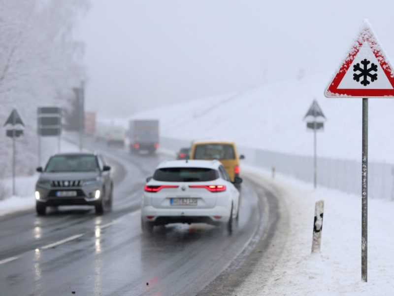 Fahrzeuge sind auf den winterglatten Straßen im Harz zwischen Elbingerode und Hasselfelde unterwegs. (Symbolbild)