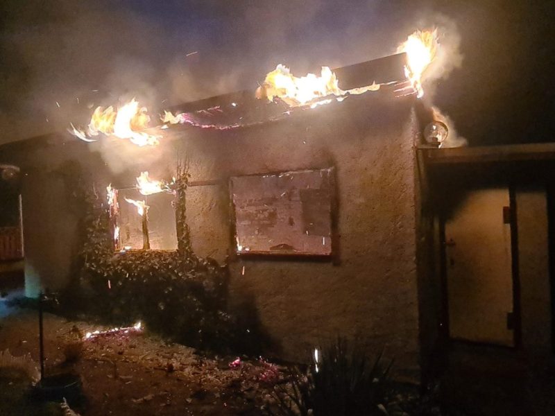 Eine Gartenlaube in Quedlinburg steht in der Nacht in Flammen. Feuerwehrleute finden eine verletzte Frau. Sie kommt mit Verbrennungen ins Krankenhaus.