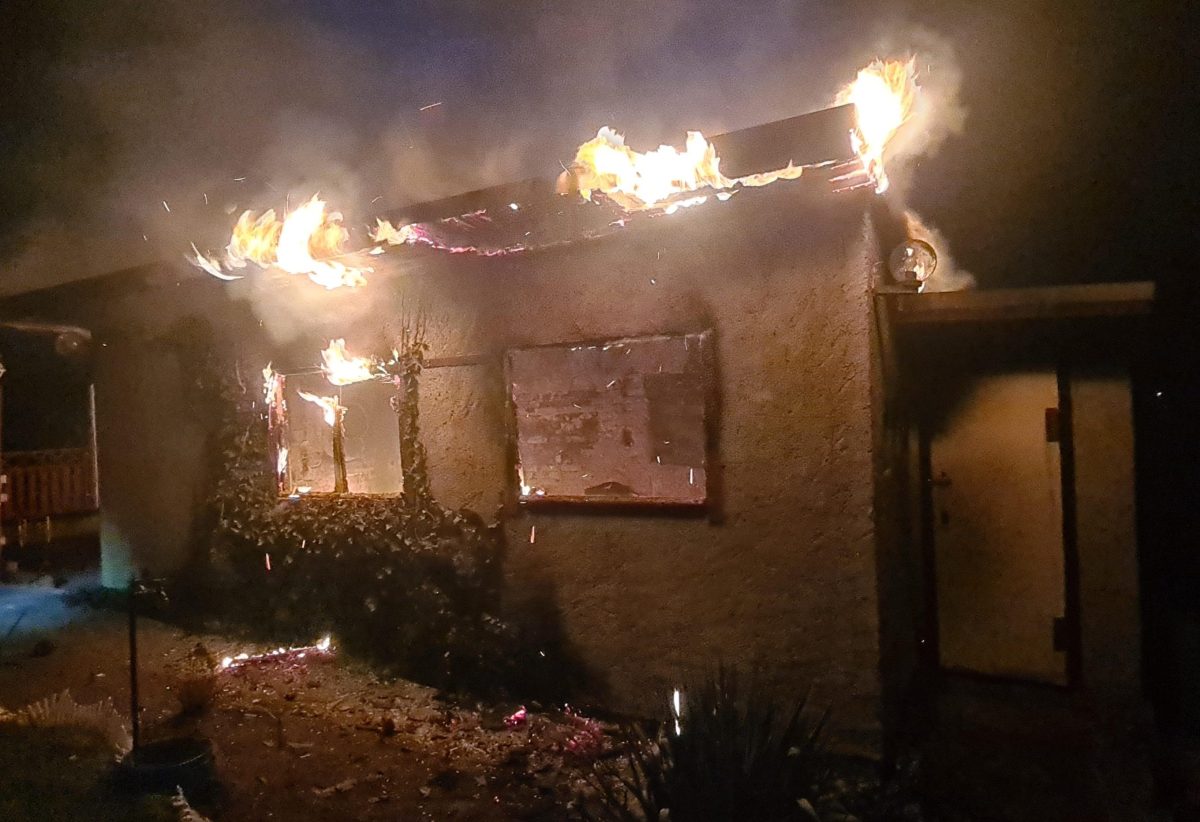 Eine Gartenlaube in Quedlinburg steht in der Nacht in Flammen. Feuerwehrleute finden eine verletzte Frau. Sie kommt mit Verbrennungen ins Krankenhaus.