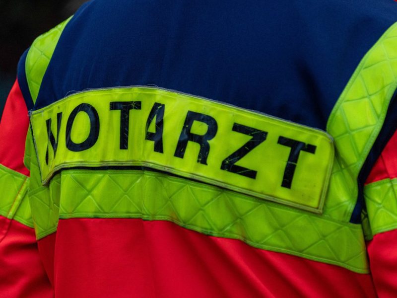 Niedersachsen: Beim Versuch, seinen entwischten Hund einzufangen, rennt ein Mann auf Bahngleise. Es kommt zu einem tödlichen Unfall.