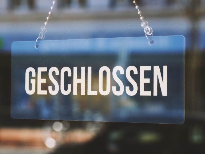 Geschlossen Schild im Schaufenster