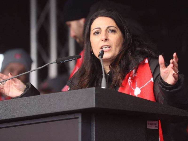 Daniela Cavallo (Vorsitzende Gesamt- und Konzernbetriebsratder Volkswagen AG) während ihrer Rede, VW