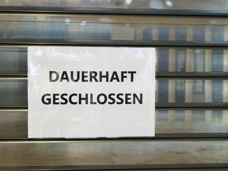 Dauerhaft geschlossen-Schild vor einem leeren Geschäft in Salzgitter (Symbolbild)