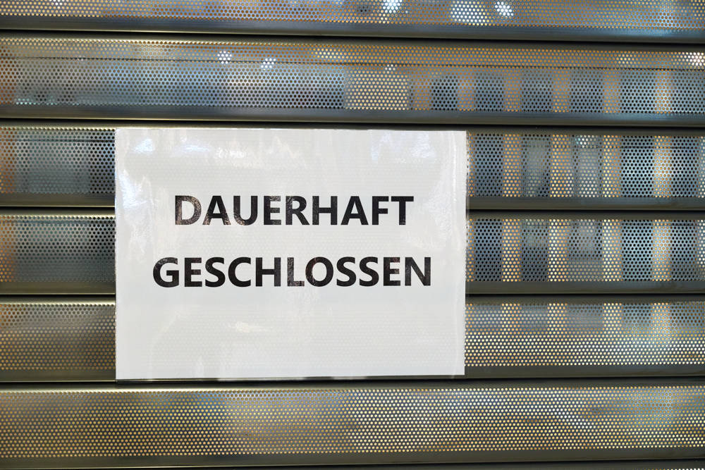 Dauerhaft geschlossen-Schild vor einem leeren GeschÃ¤ft in Salzgitter (Symbolbild)