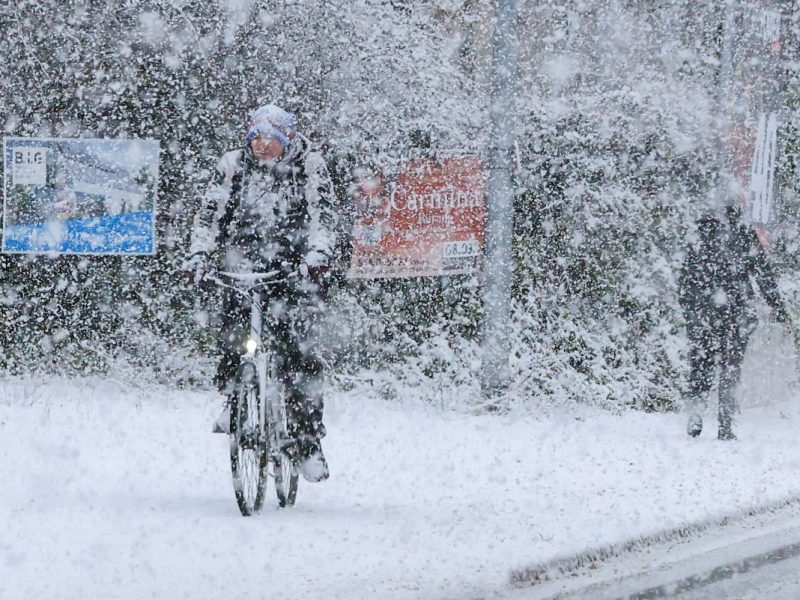Fahrradfahrer haben mit heftigem Schneefall zu kämpfen. Das Wetter in Niedersachsen ist winterlich geworden. (Symbolbild)