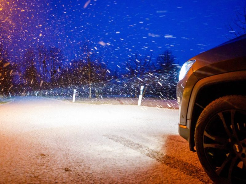 Ein Auto fährt bei winterlichen Straßenverhältnissen im Harz (Symbolbild)