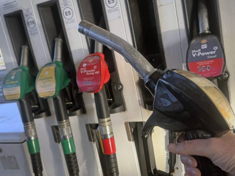 Eine Zapfsäule an einer Tankstelle im Harz (Symbolbild)