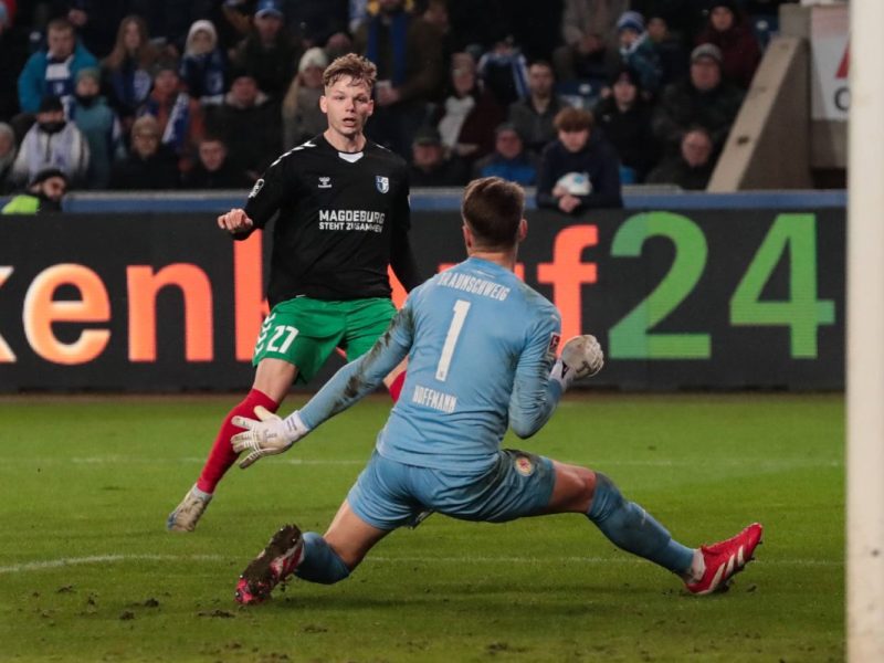 Ron-Thorben Hoffmann zeigt für Eintracht Braunschweig gleich wieder Paraden.